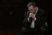 你梦见谁特斯拉股价收涨超3%：特朗普无意沟通，马斯克父亲劝儿子低头